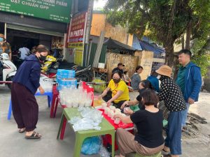 Chương trình phát cháo từ thiện Viện K Tân Triều của Câu lạc bộ Thiện Tâm Chia Sẻ Yêu Thương trao cháo và sữa miễn phí, lan tỏa yêu thương đến bệnh nhân ung thư và người nhà tại Hà Nội.