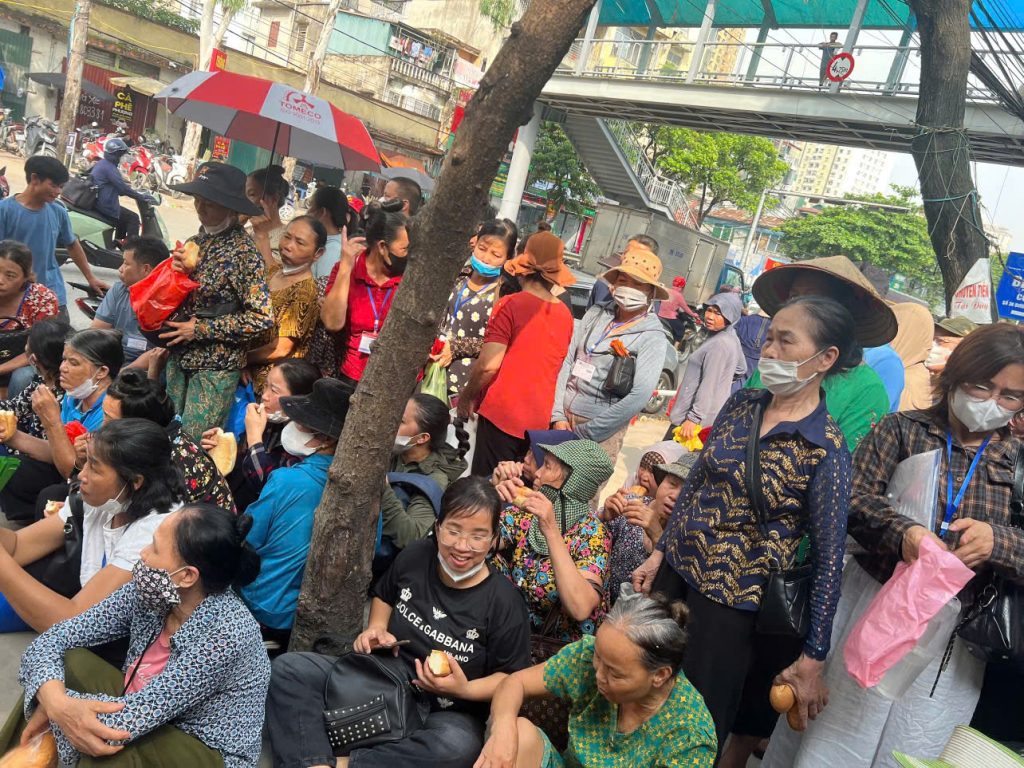 từ thiện phát cháo tại bệnh viện K Hà Nội
