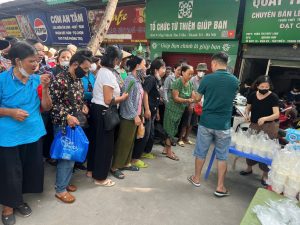 Tình nguyện viên Câu lạc bộ Từ thiện Thiện Tâm Chia Sẻ Yêu Thương phát hơn 400 suất cháo nóng và sữa miễn phí cho bệnh nhân tại Viện K Tân Triều, Hà Nội vào sáng thứ Tư hằng tuần.