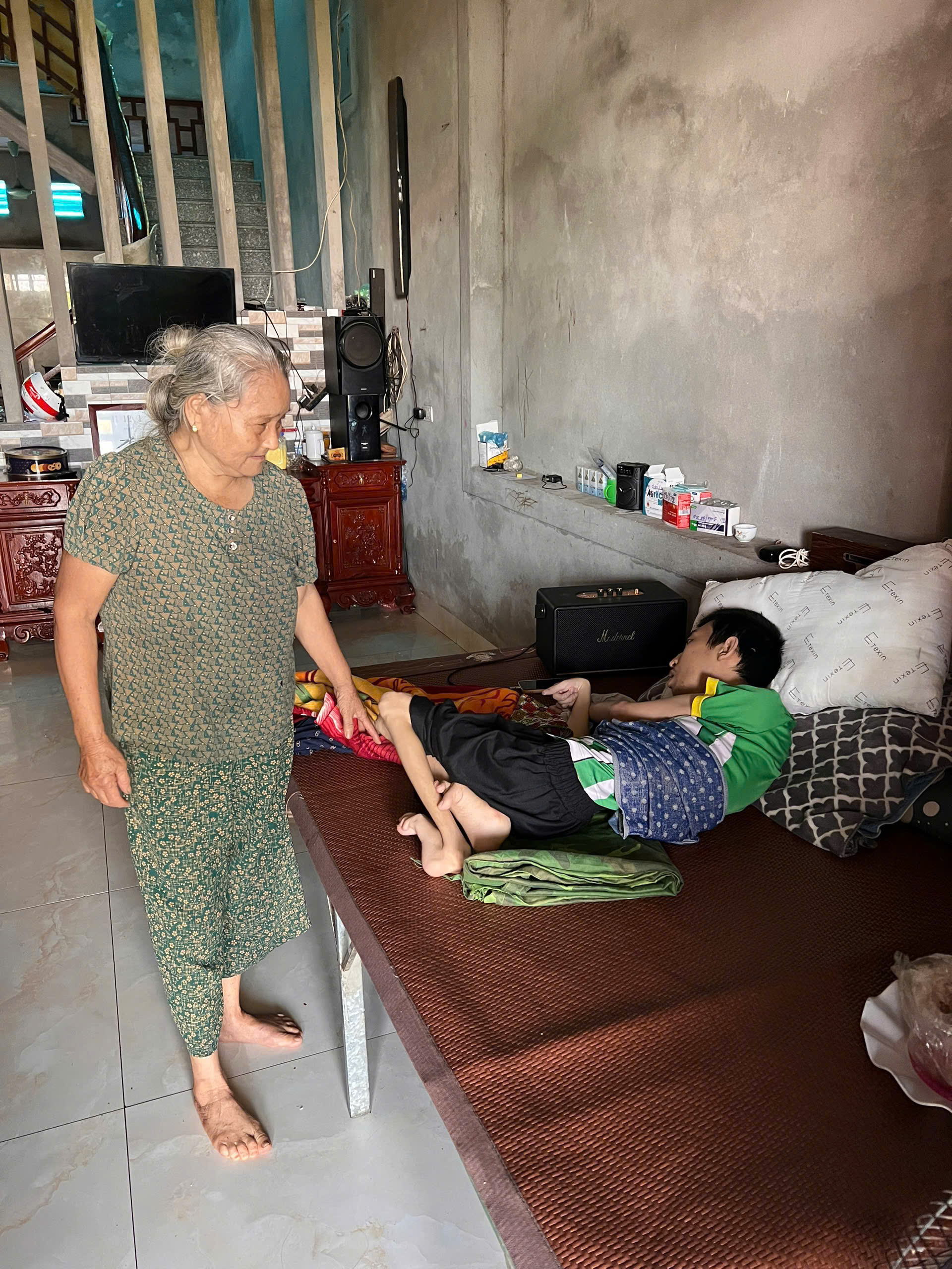 Câu lạc bộ Từ thiện Chùa Vạn Phúc kêu gọi cộng đồng chung tay hỗ trợ gia đình anh Đỗ Văn Sự tại thôn Văn Quán, xã Mê Linh – một mình gồng gánh 8 nhân khẩu trong hoàn cảnh đặc biệt khó khăn.