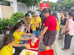 Các tình nguyện viên của Câu lạc bộ Từ thiện Thiện Tâm – Chia sẻ yêu thương trao những suất cháo miễn phí cho bệnh nhân và người nhà bệnh nhân tại Bệnh viện Bạch Mai, Hà Nội. Hoạt động thiện nguyện diễn ra trong không khí ấm áp, lan tỏa tinh thần sẻ chia, lòng nhân ái và giá trị từ bi của Phật giáo, góp phần mang đến những bữa ăn nghĩa tình cho các hoàn cảnh khó khăn.