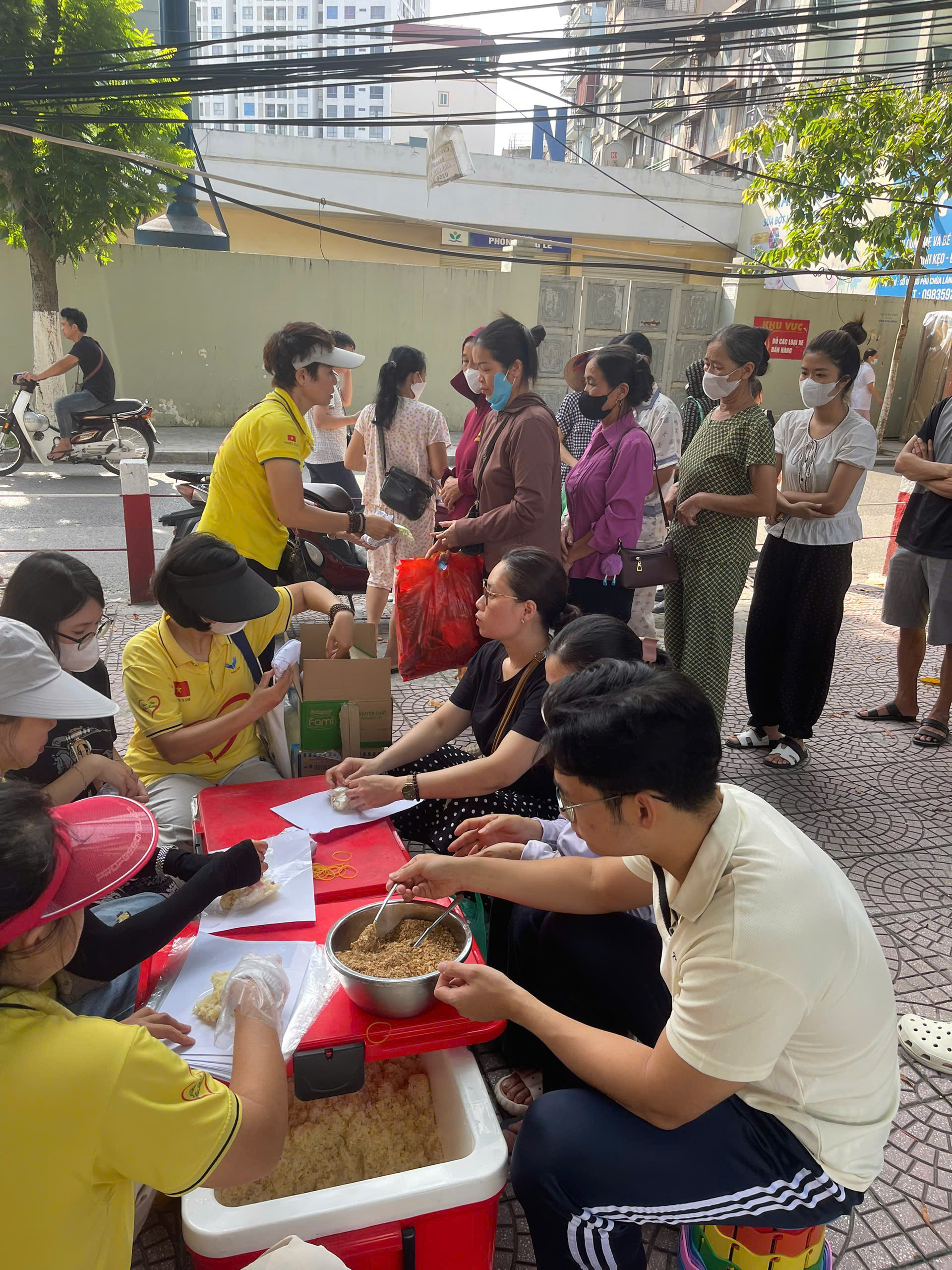 CLB Thiện Tâm Chia Sẻ Yêu Thương phát sữa và xôi miễn phí tại Bệnh viện Nhi Trung ương ngày 14/07/2026