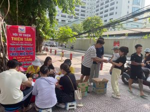 Thành viên Câu lạc bộ Từ thiện Thiện Tâm Chia Sẻ Yêu Thương trao sữa và xôi miễn phí cho các bệnh nhi và người nhà tại Bệnh viện Nhi Trung ương Hà Nội ngày 14/07/2026.