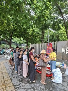 Tình nguyện viên Câu lạc bộ Từ thiện Thiện Tâm Chia Sẻ Yêu Thương trao hơn 400 suất xôi, chè và sữa miễn phí cho bệnh nhân và người nhà tại Viện Huyết học và Truyền máu Trung ương, Hà Nội ngày 24/07/2026.