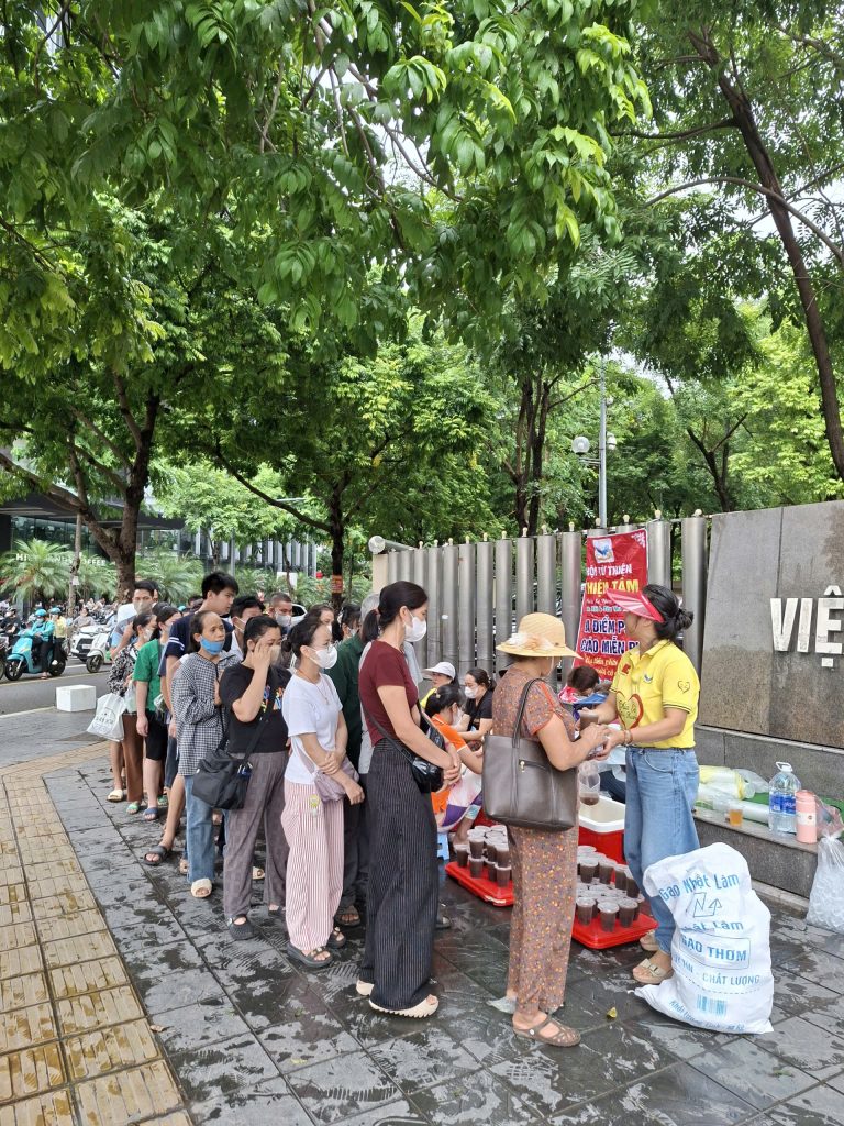 Tình nguyện viên Câu lạc bộ Từ thiện Thiện Tâm Chia Sẻ Yêu Thương trao hơn 400 suất xôi, chè và sữa miễn phí cho bệnh nhân và người nhà tại Viện Huyết học và Truyền máu Trung ương, Hà Nội ngày 24/07/2026.