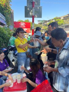 Những suất cháo, sữa nghĩa tình được Thiện Tâm trao tới bệnh nhân tại Bệnh viện Bạch Mai.