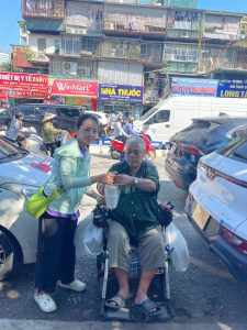 CLB Thiện Tâm phát cháo và sữa cho bệnh nhân tại Bệnh viện Bạch Mai ngày 07.10.2026.